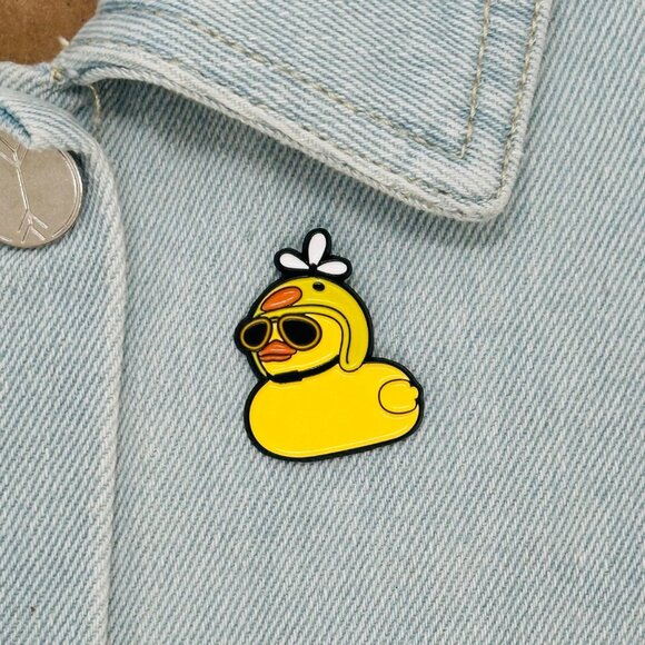 ✨Yellow Duck Enamel Pin With Sunglasses Propeller Hat Animal Duckling Brooch New - Picture 1 of 5
